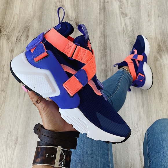Nike Shoes - Nike huarache city sneakers
